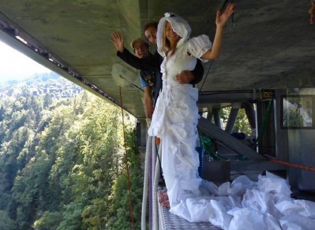  Salto de bungee con vestido de novia 